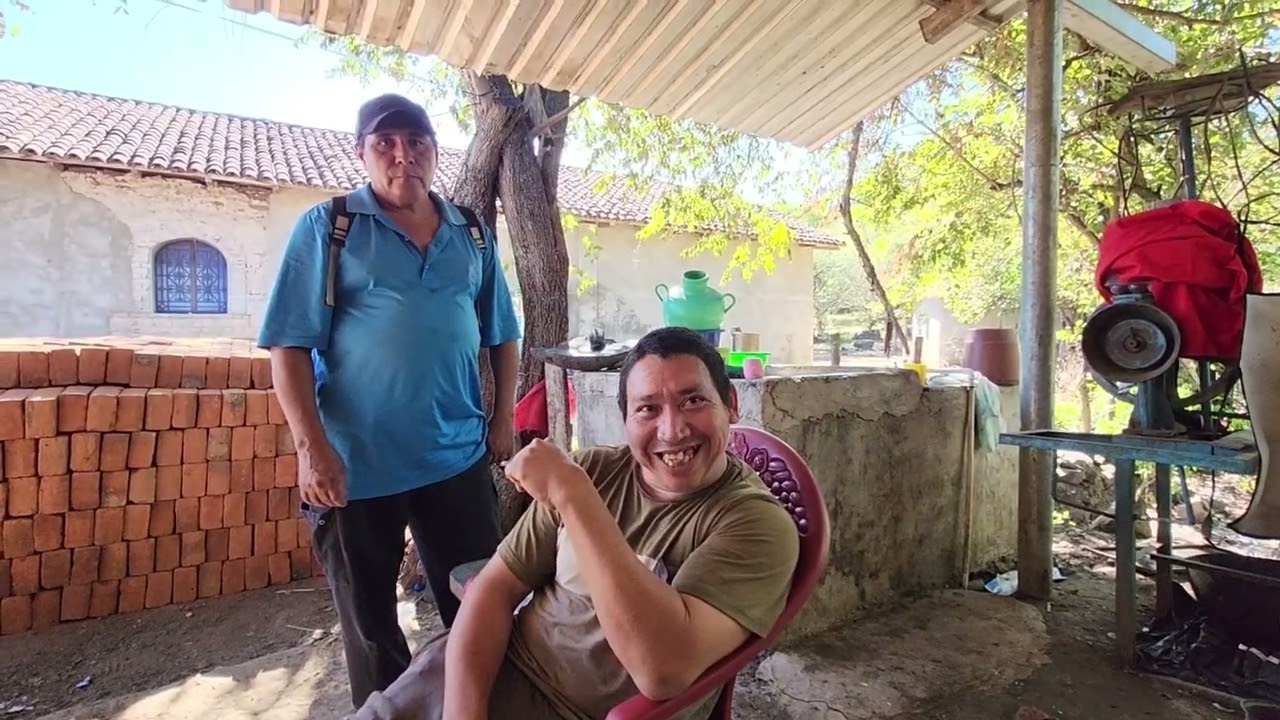 Beto ya consiguió novia !!! Y miren como está de alegre que hoy si se está enamorando 🥹
