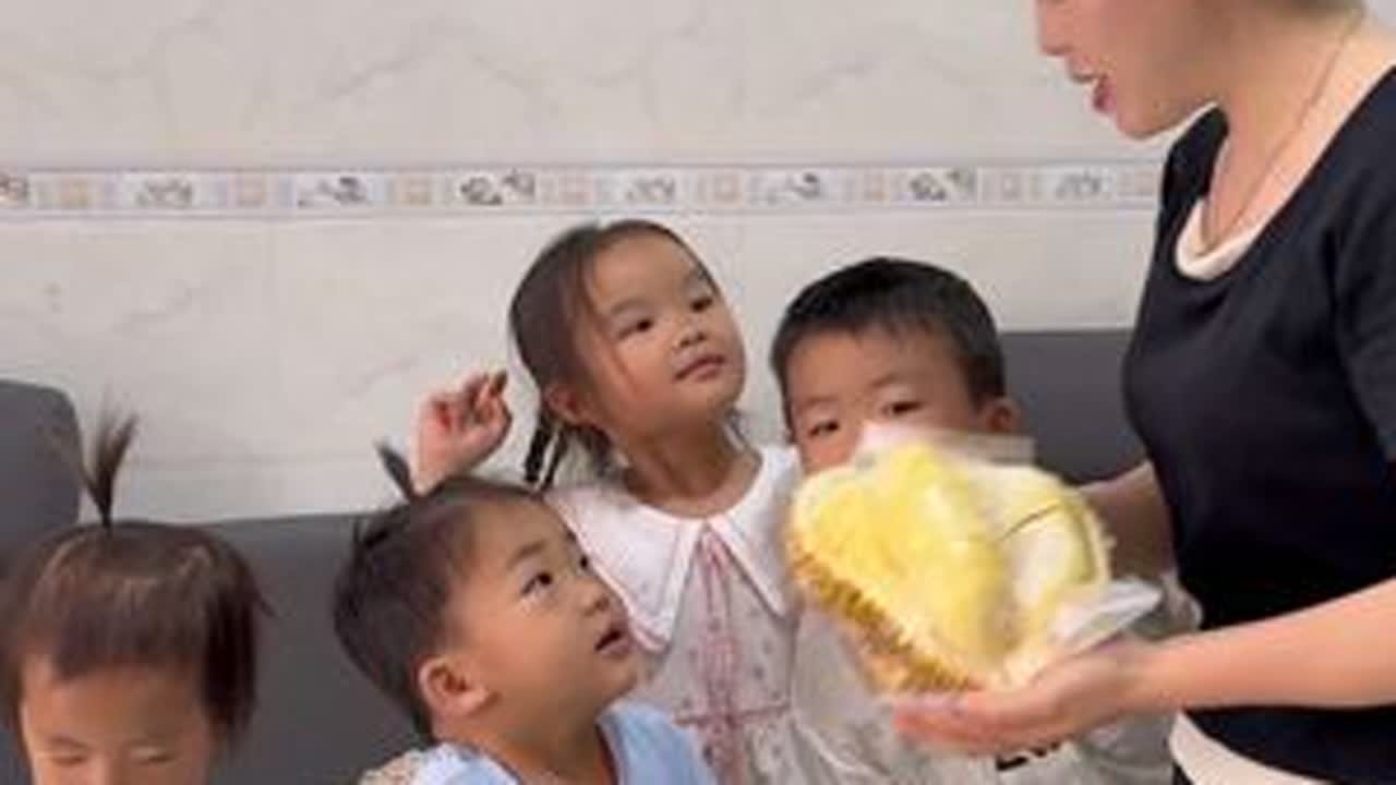 买了个榴莲来吃，吃完榴莲带宝贝们来游泳，前天来游了一次说没游够，今天又来，玩够就要回家了 #记录美好童年 #孩子的世界很简单
