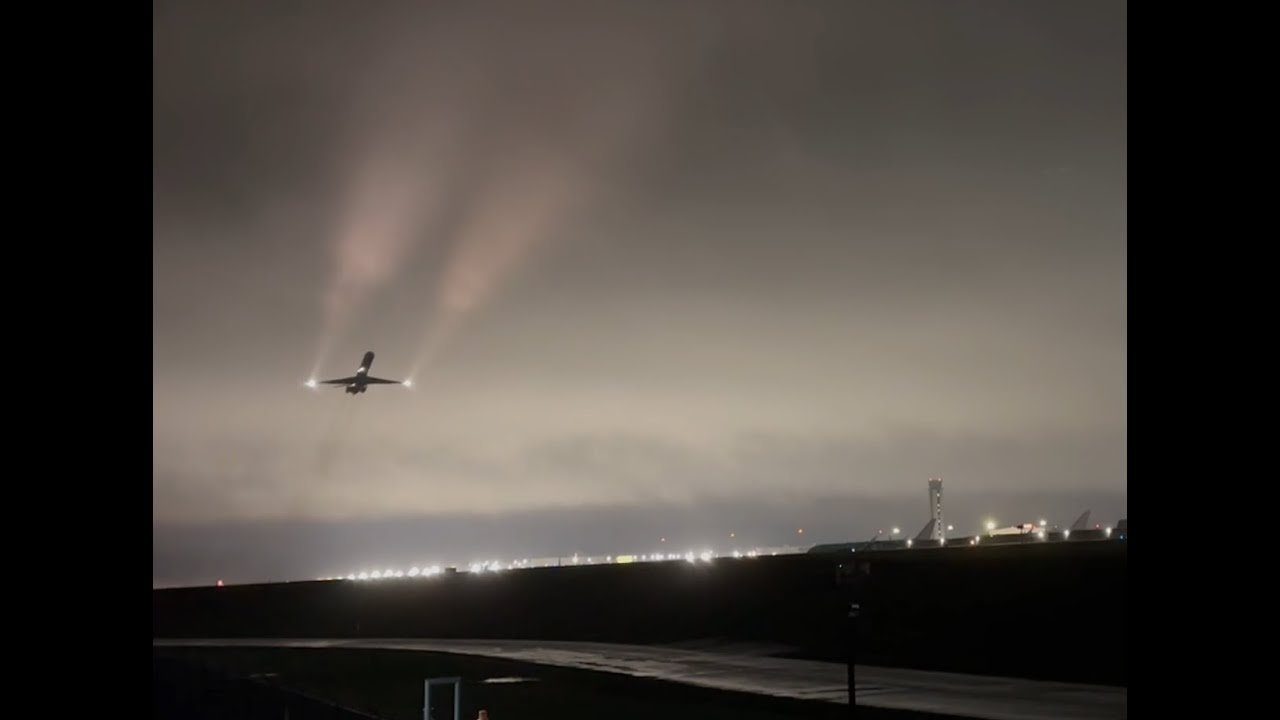 INCREDIBLE SOUND! USA Jet MD 88 Night departure from Paine Field!