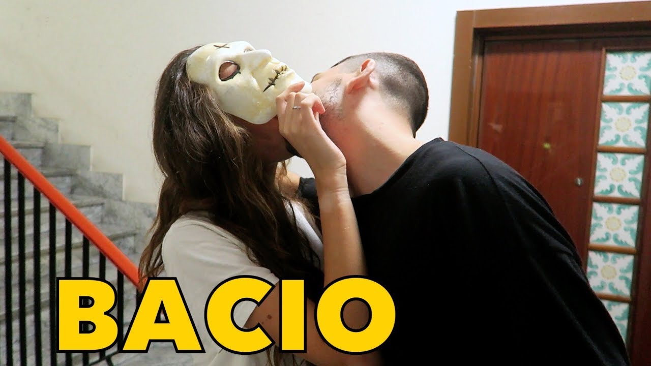 HO BACIATO LA RAGAZZA ZOMBIE!!