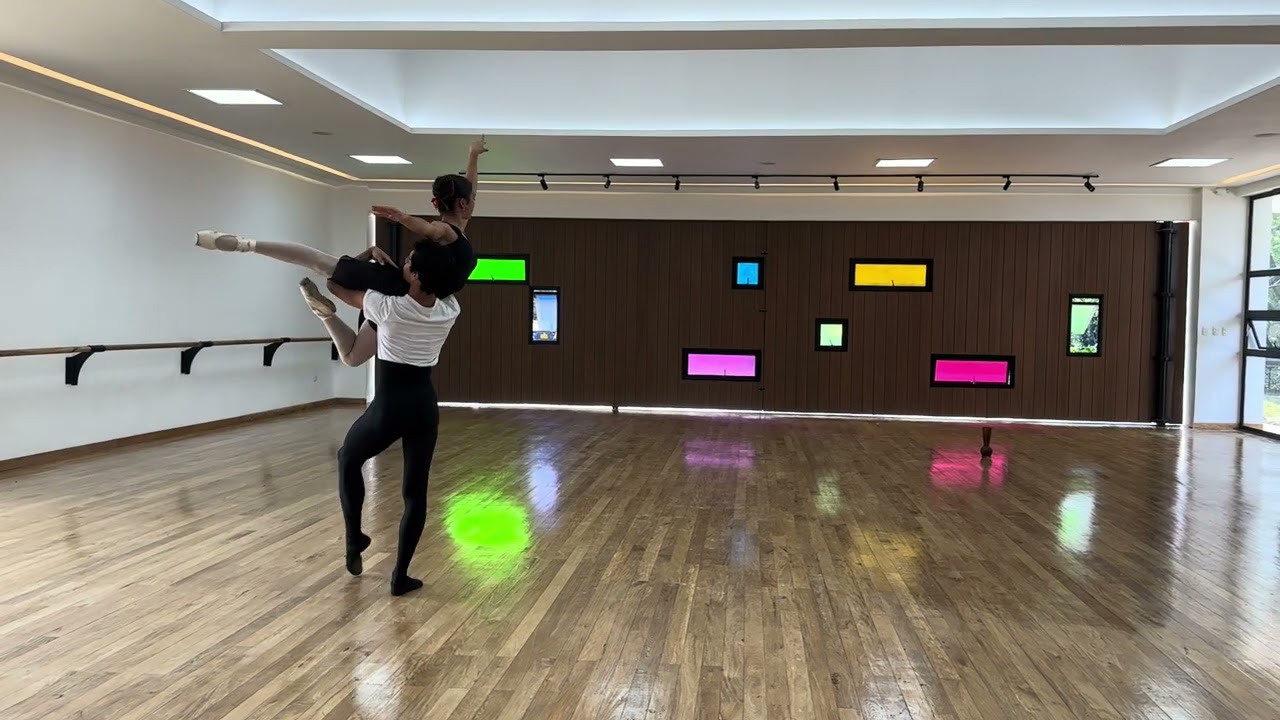 Catalina Hormaza y Camilo Chica&iacute;za &ndash; Adagio I acto ballet La Bayadera
