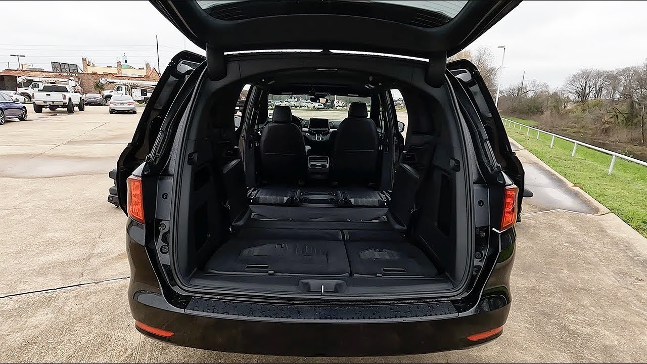 Снятие среднего ряда сидений Honda Odyssey — работы на Odyssey 2018–2023 годов выпуска