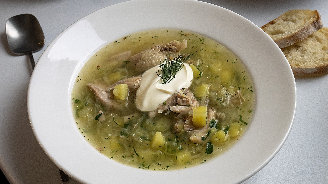 Щи из свежей капусты на курином бульоне
