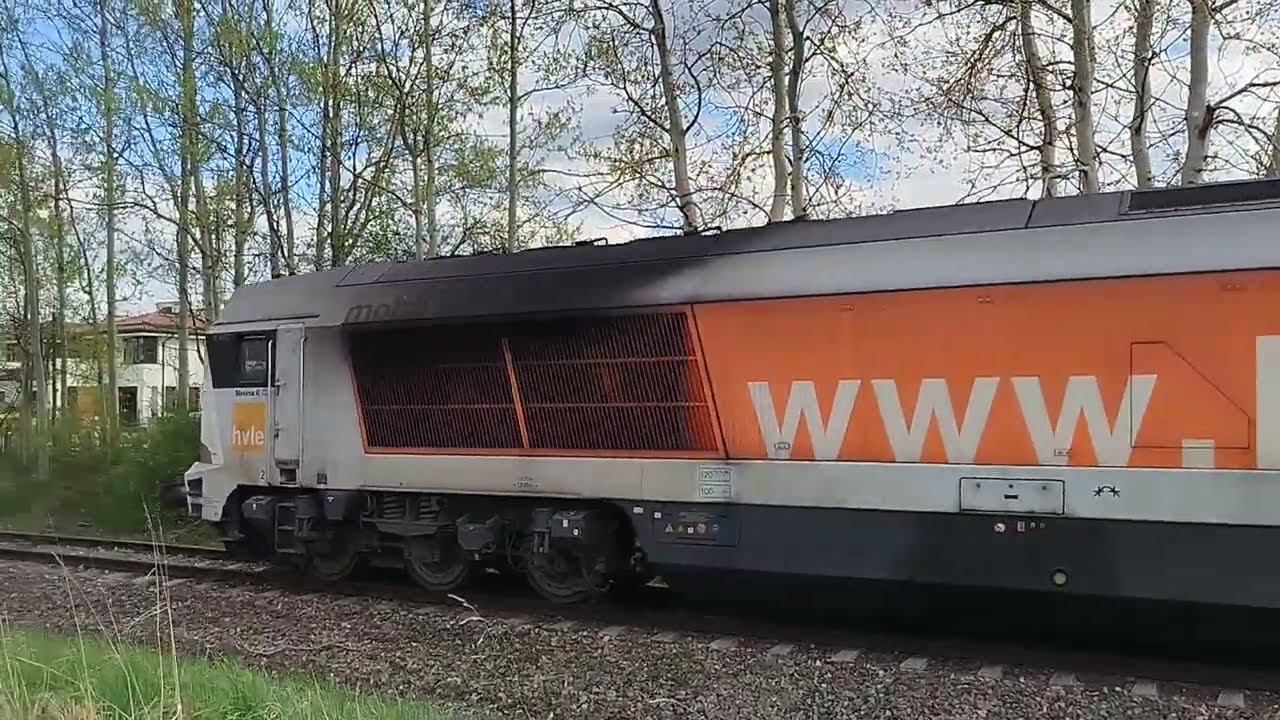 Nowa Iwiczna| Szybko jadący dziwak (seria 264) hvle.de z miłym pomocnikiem maszynisty na lk nr 937.