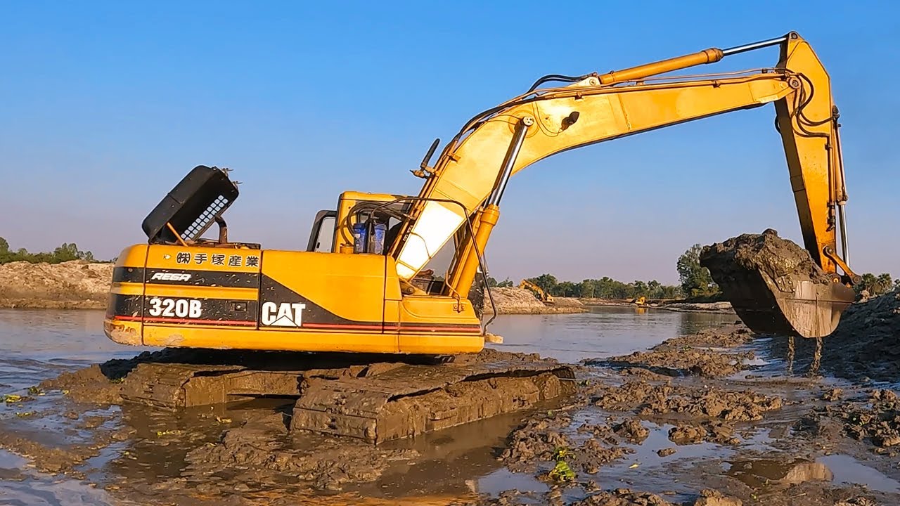 New JCB Excavator Working in River to dig river  new excavator working Experience in water and soil