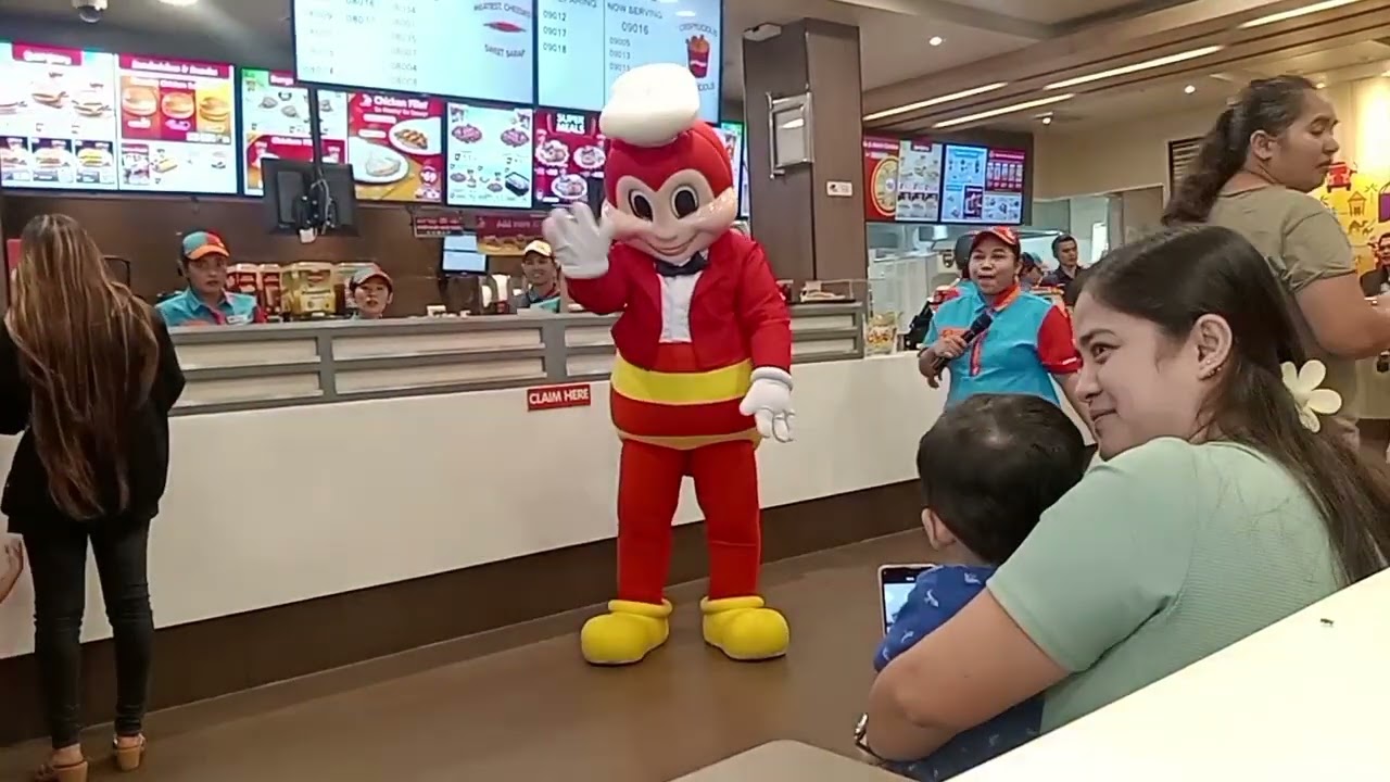 Nanuroy me sa jollibee na tyming kay naay nag birthday ni sayaw si jollibee😁😁😁
