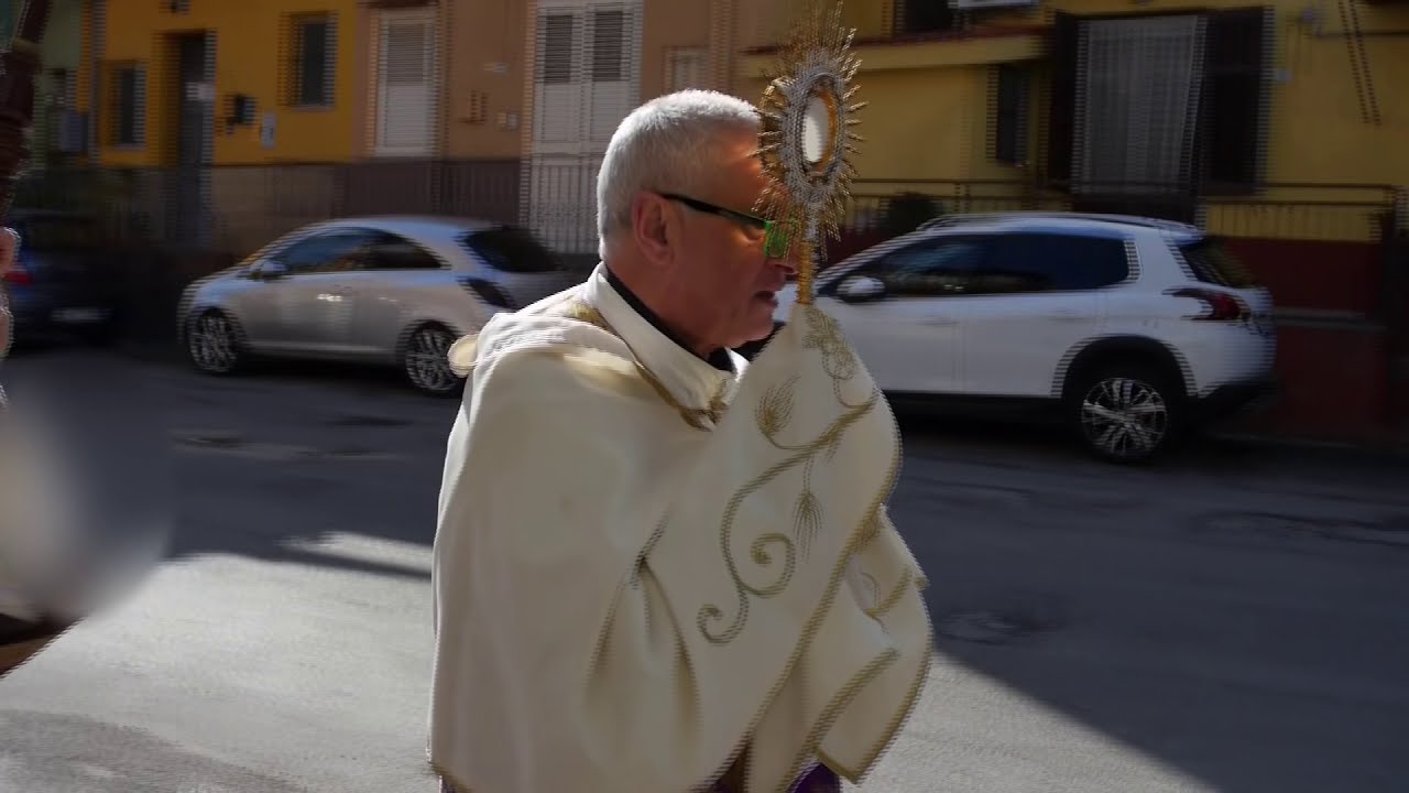BENEDIZIONE CON IL SANTISSIMO IN UN TERRITORIO SICILIANO. FEDE, SPERANZA E CARITA'