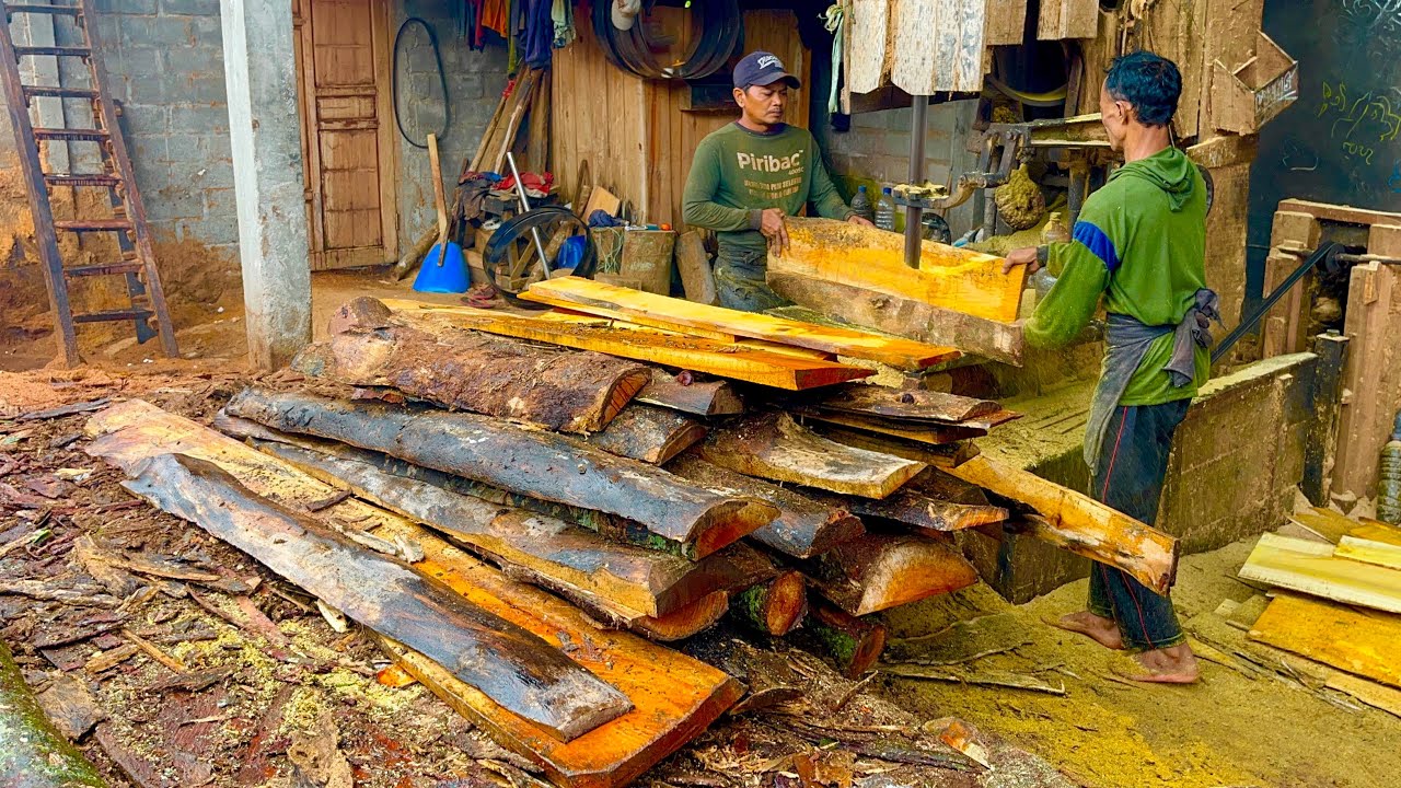 The Cohesion of the Worker Team When Sawing Wood Waste Processed Fruit Crate Board