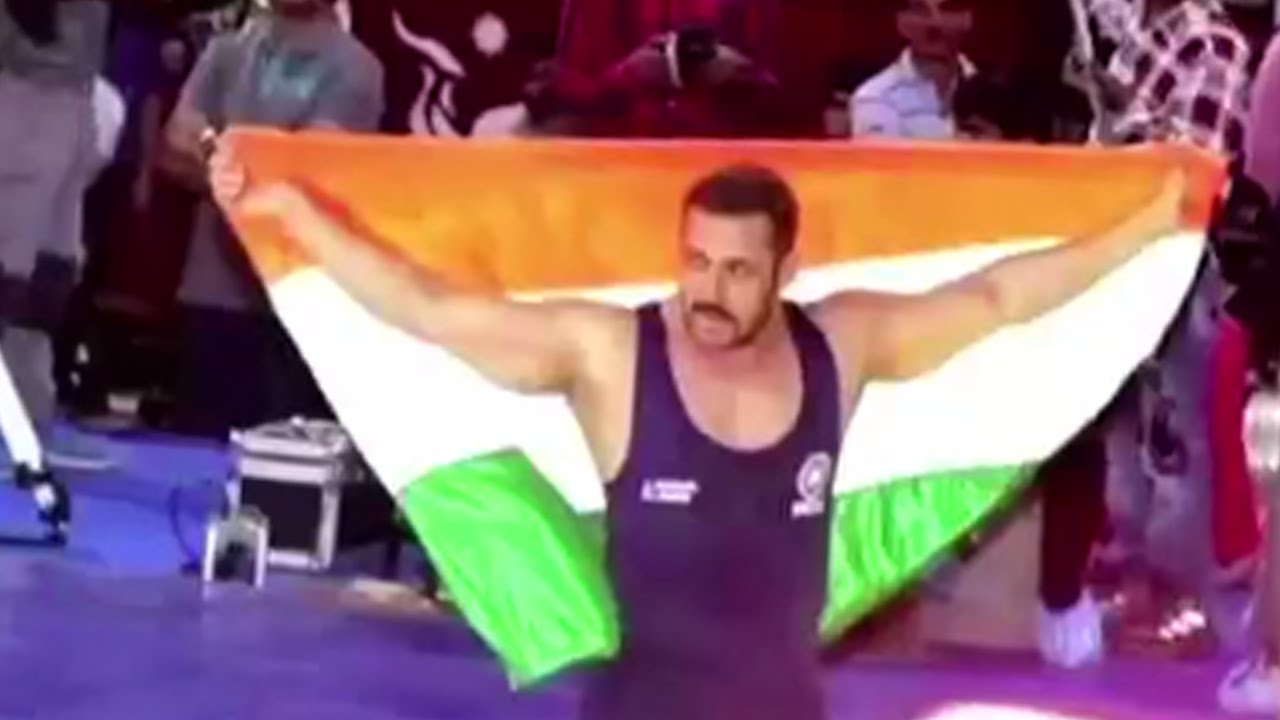 Salman Khan spotted on the sets of Sultan with Indian Flag