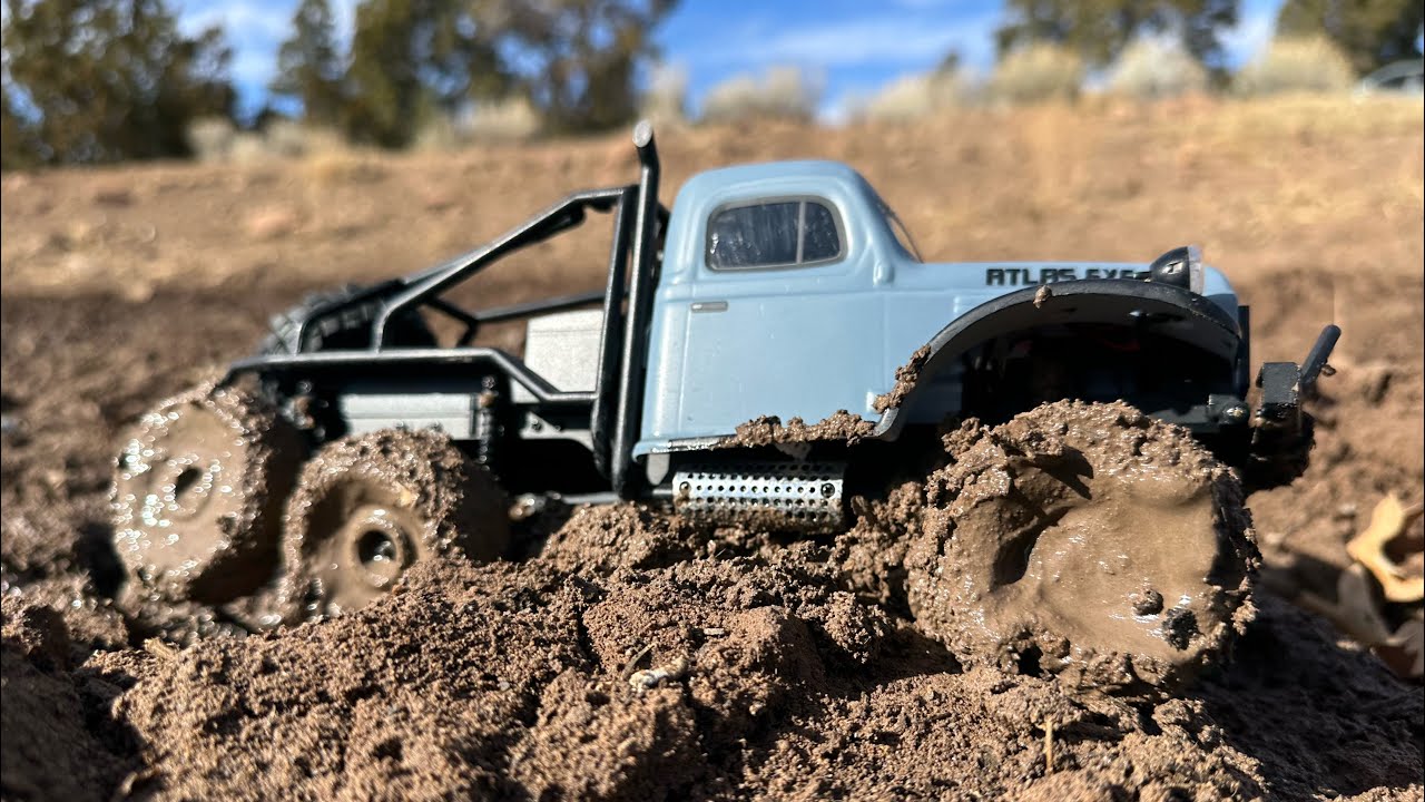 FMS Atlas 6x6 gets muddy