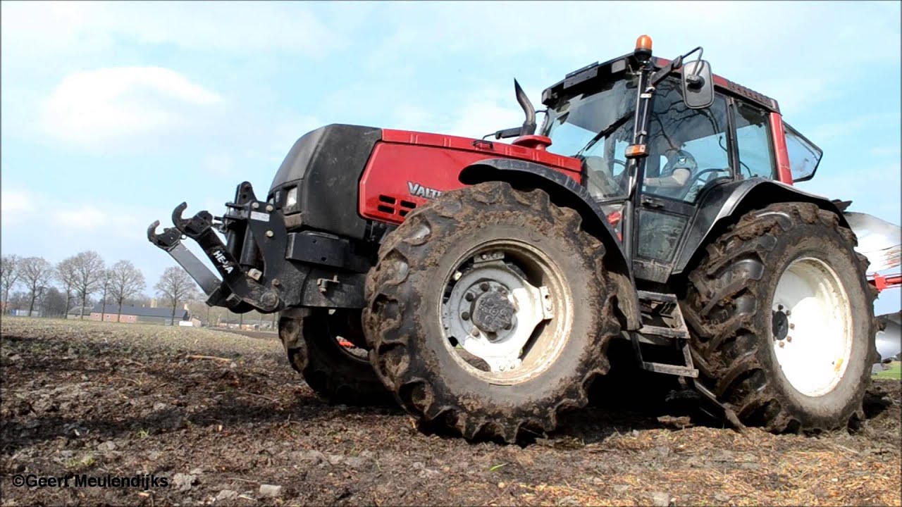 Valtra 8150, ploegen.