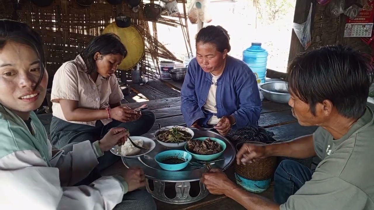 แม่ป้าแกงหน่อไม้กินลวมกัน