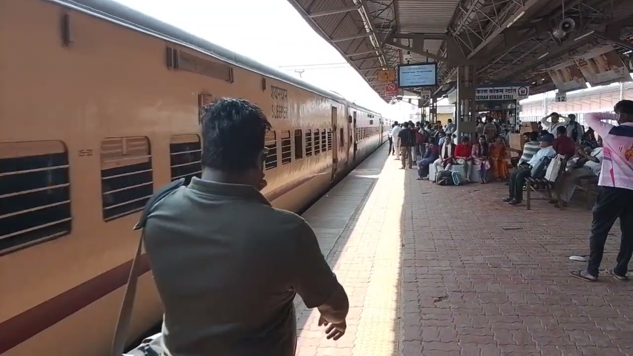 Koimbtore jabalpur spacial fare express at ratnagiri station(same rake for bandra jabalpur spacial)