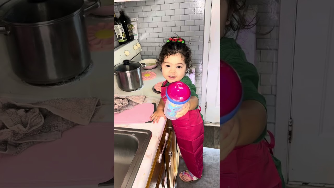 Las mañanas de mi niña 🧑‍🍳👧🏻 se le pegaron las cobijas 🤭😅❤️ #momlife #familia #videoviral 