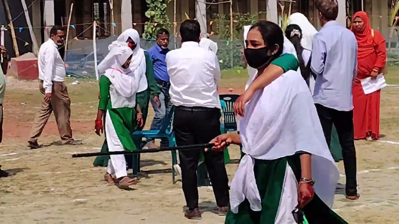 মেয়েদের চেয়ার খেলা।