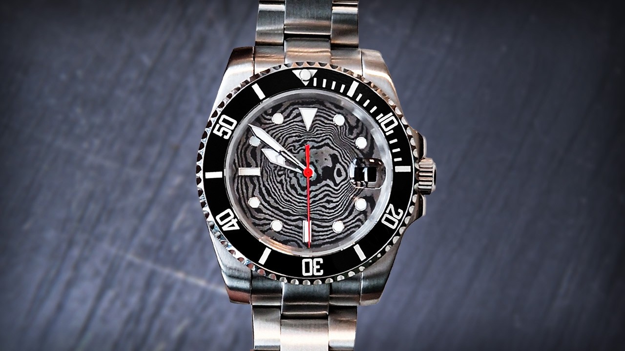 Я собрал часы Submariner с циферблатом из дамасской стали, выкованной вручную.