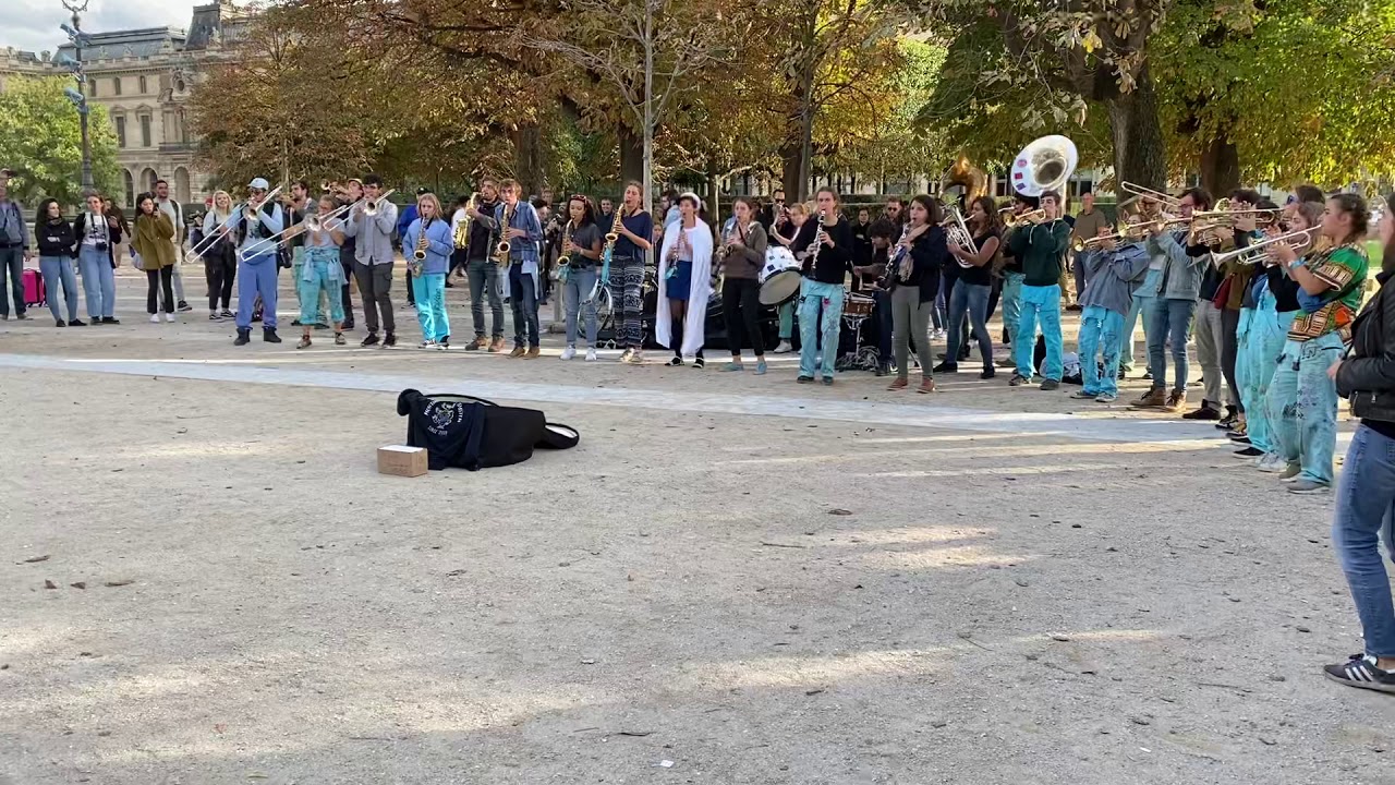 Fanfare paris au Louvre