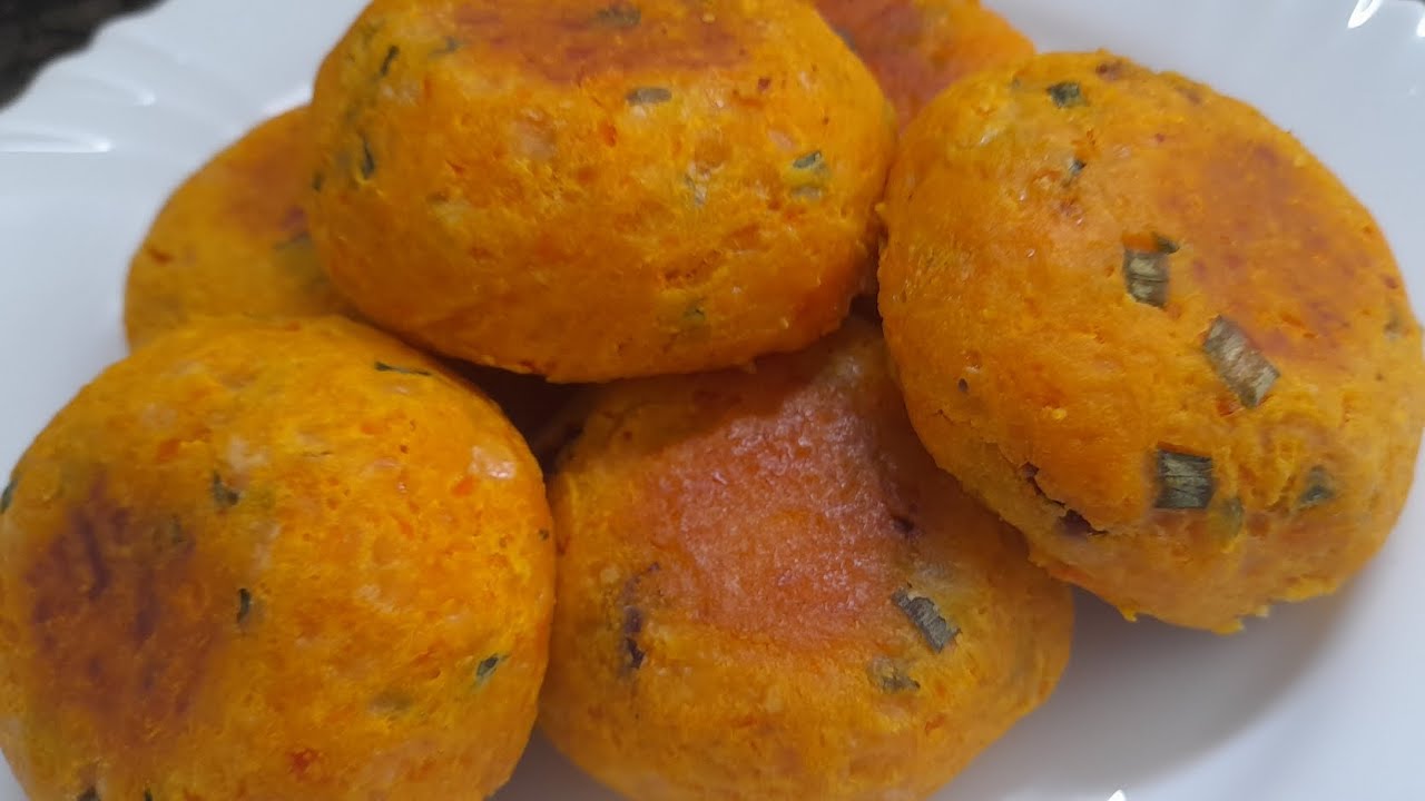 BOLINHO ASSADO DE CENOURA E QUEIJO MUÇARELA RECHEADO COM CARNE MOÍDA