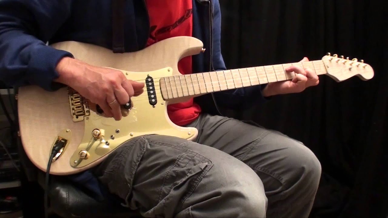 First Soundcheck: Dire Straits licks on a 'Tunnel of Love' Schecter Strat clone