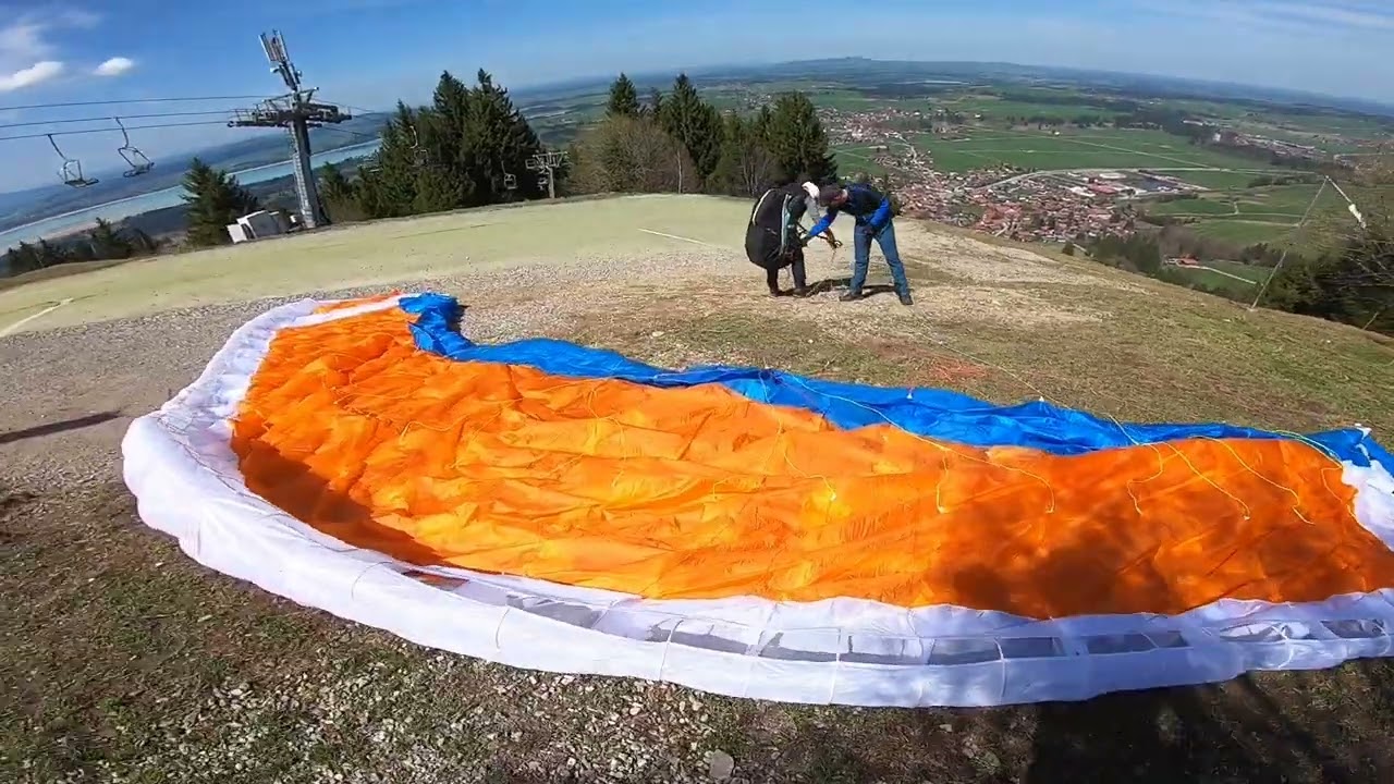 Ein Grundkurs der 1.DAeC Gleitschirmschule am Buchenberg