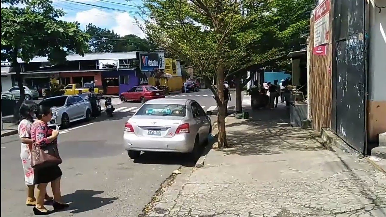 Caminando por el centro de Ayutuxtepeque.