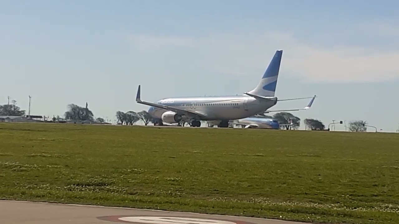 Aterrizaje de Airbus A 320 LV-KJA JetSmart y despegue de Boeing 737 800 LV-FQZ AA pista 31