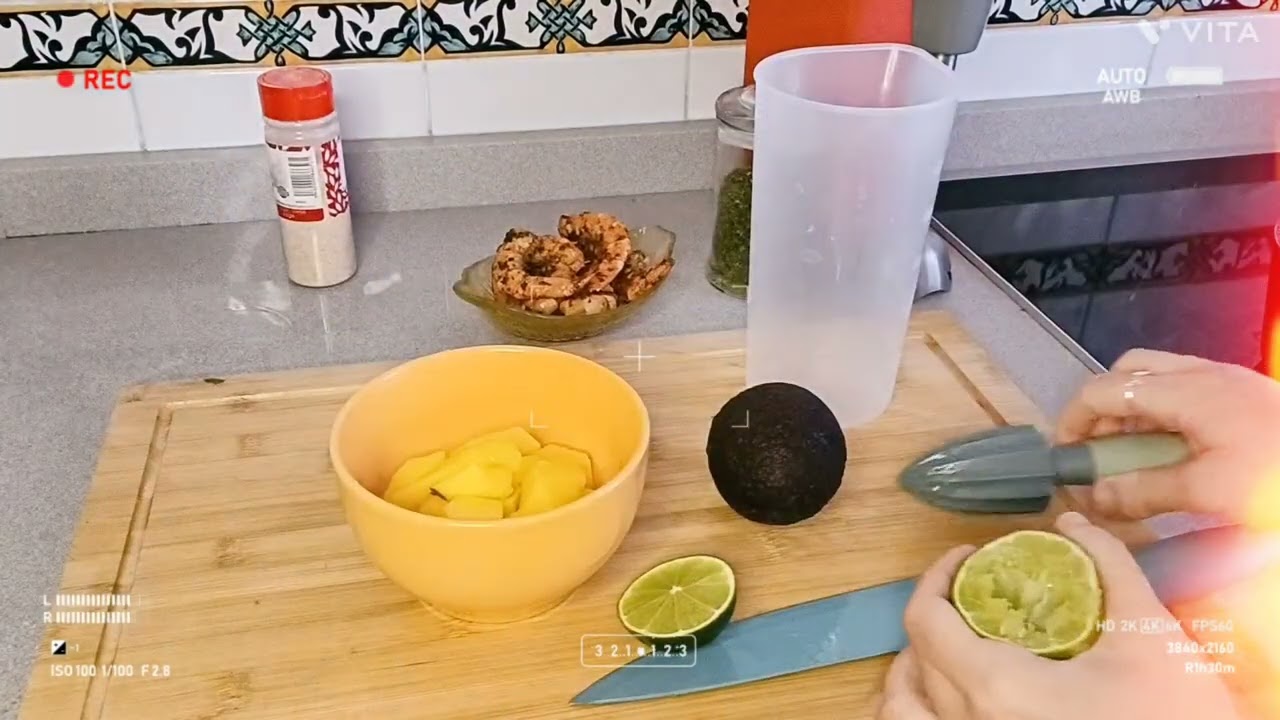 Timbal de langostinos y mango con mayonesa de aguacate.