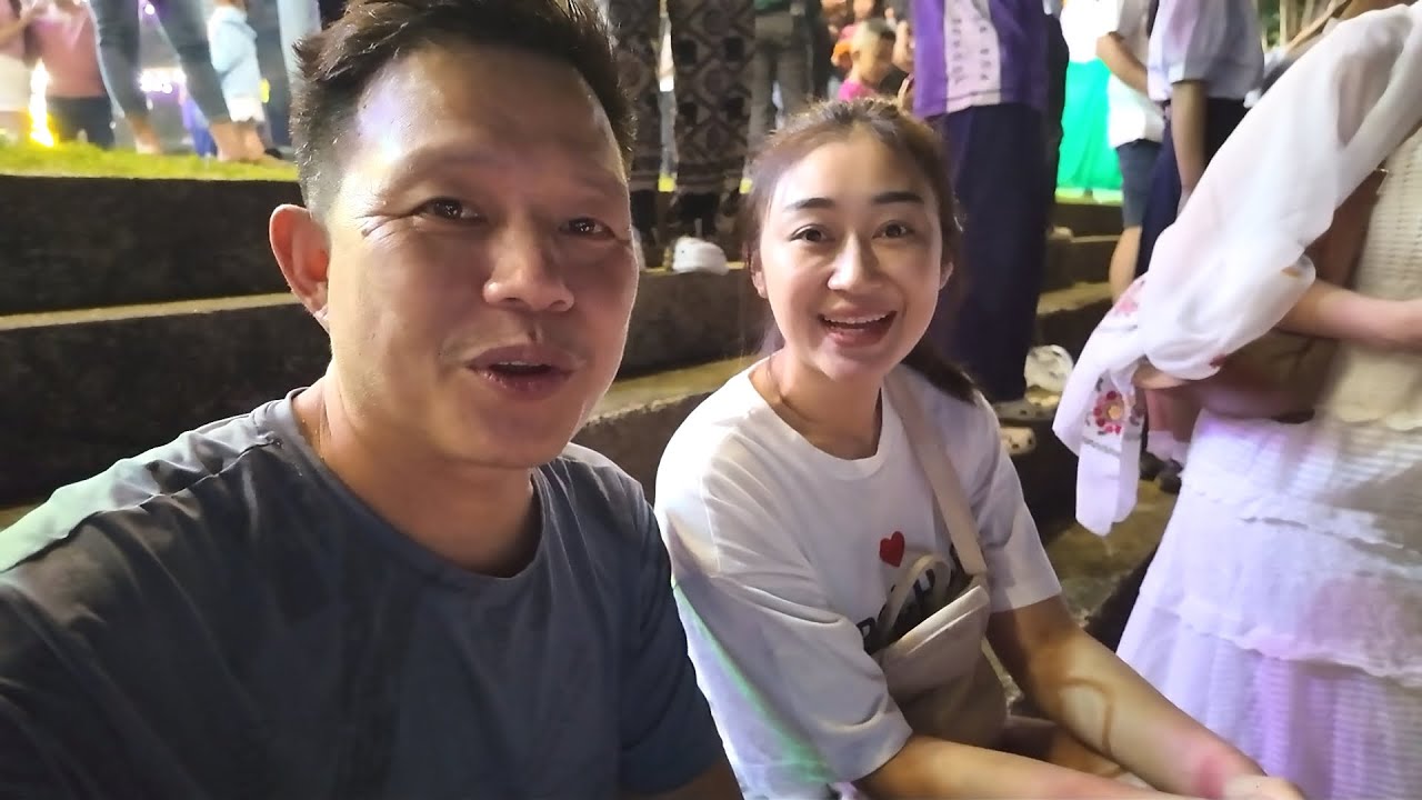 บรรยากาศลอยกระทงจังหวัดน่าน คนเยอะมากครับ ได้ของฝากไปให้แม่กับพ่อที่หลวงพระบาง