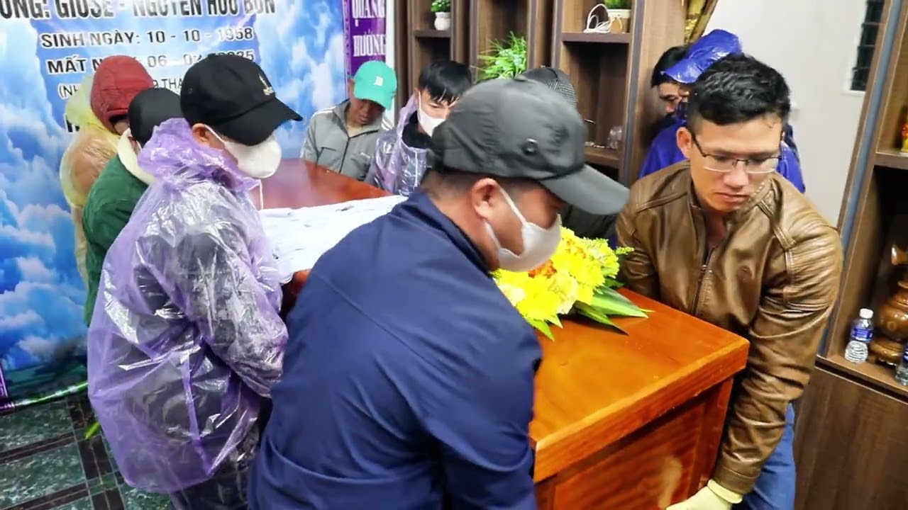 Tiễn đưa ông Giuse Nguyễn Hữu Bổn về nơi an nghỉ cuối cùng.(Gh Kim Đôi - Gx Cửa Sót)