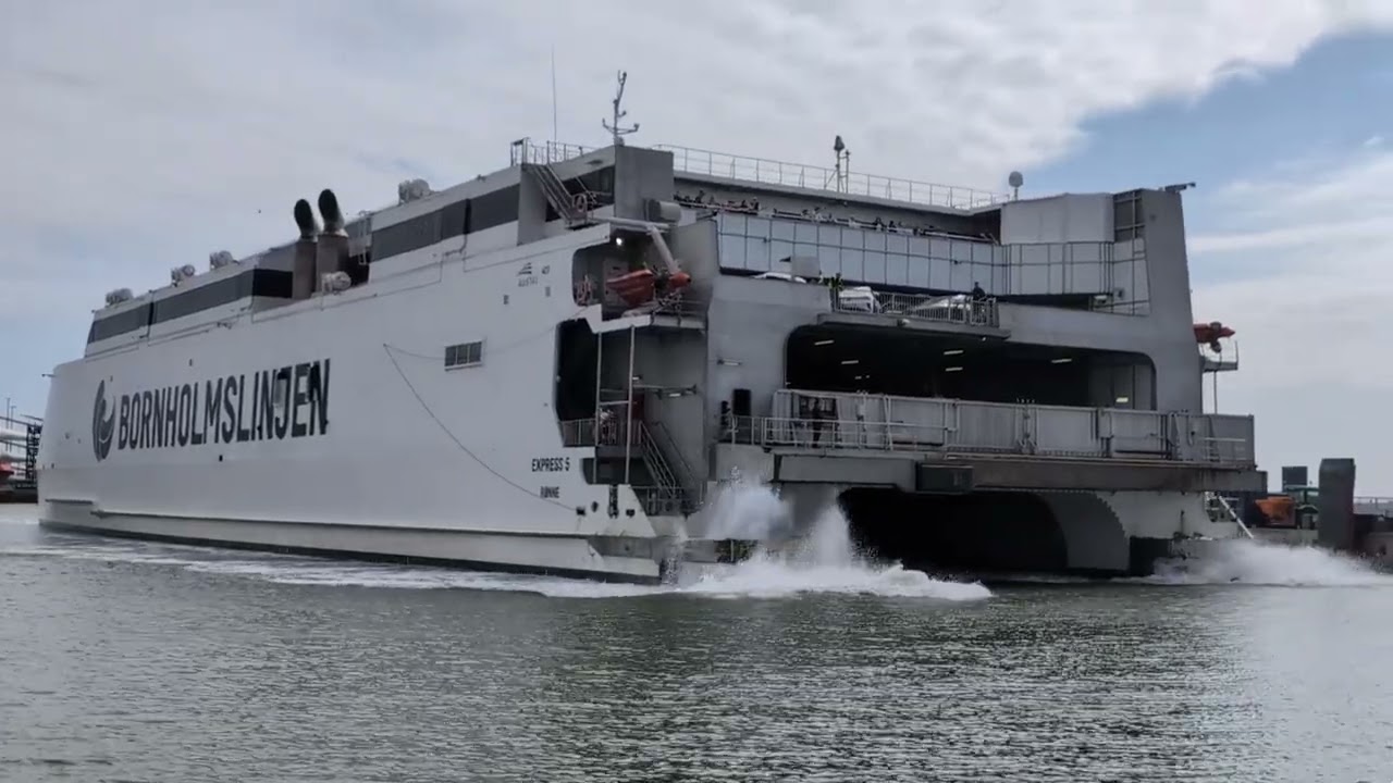 Express 5 lægger til i Rønne