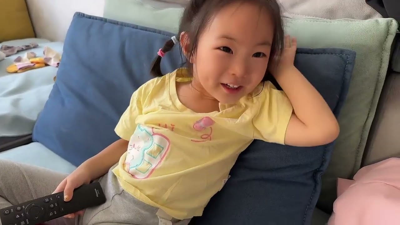 3岁女儿想看电视，一劲问妈妈啥时候走，把妈妈都给烦坏了