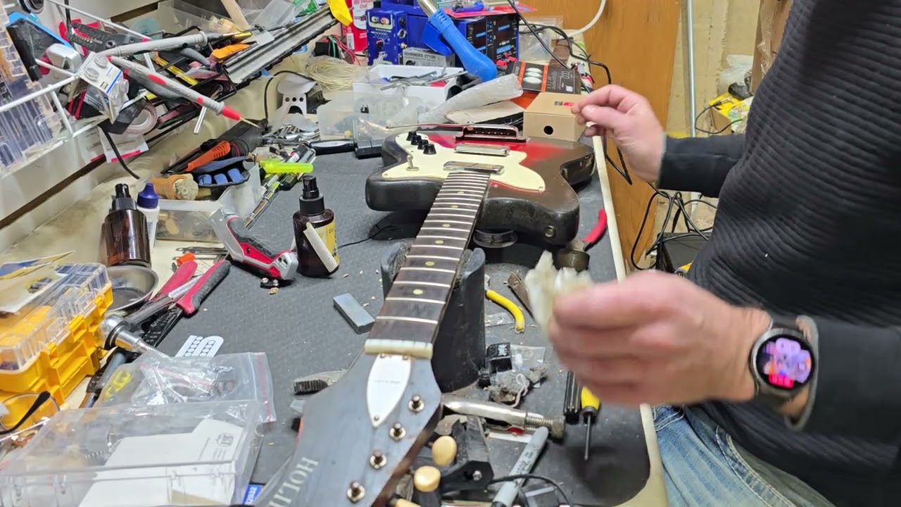 On The Bench - 1966 USA Holiday H15 Bobkat Guitar (Part 1)