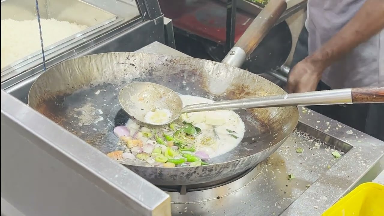 Dolphin Kottu 🤯 Sri Lanka’s Most Popular Street Food! #kottu
