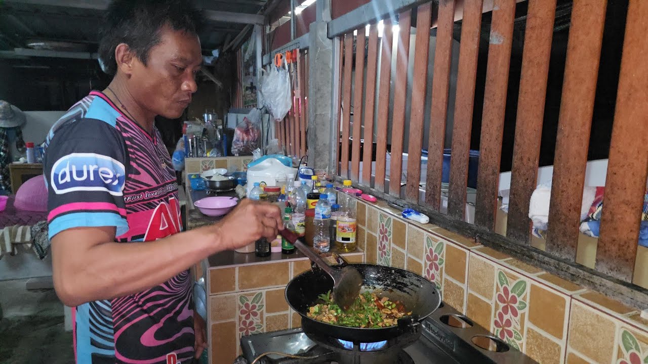 เลิกงานมาพ่อครัวปะจำบ้านไข่เจียวผัดกระเพราให้ครอบครัวกิน