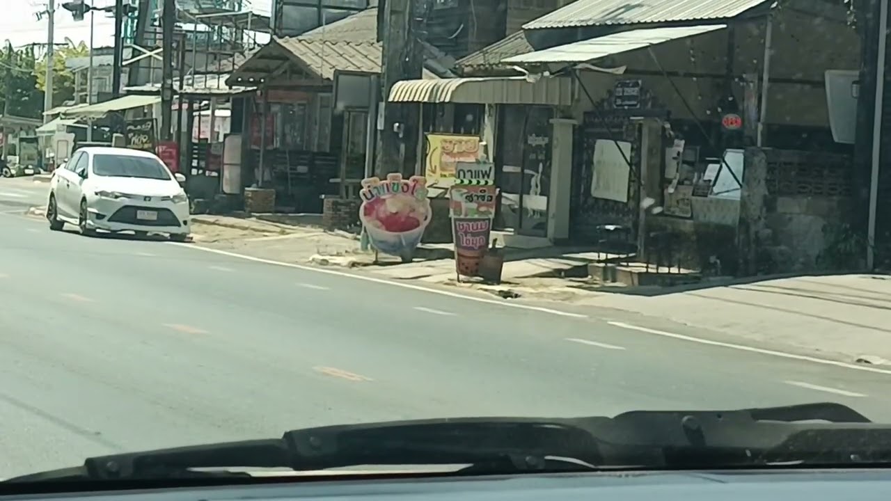 นั่งมองไฟเขียวแยกโลตัสวาริน