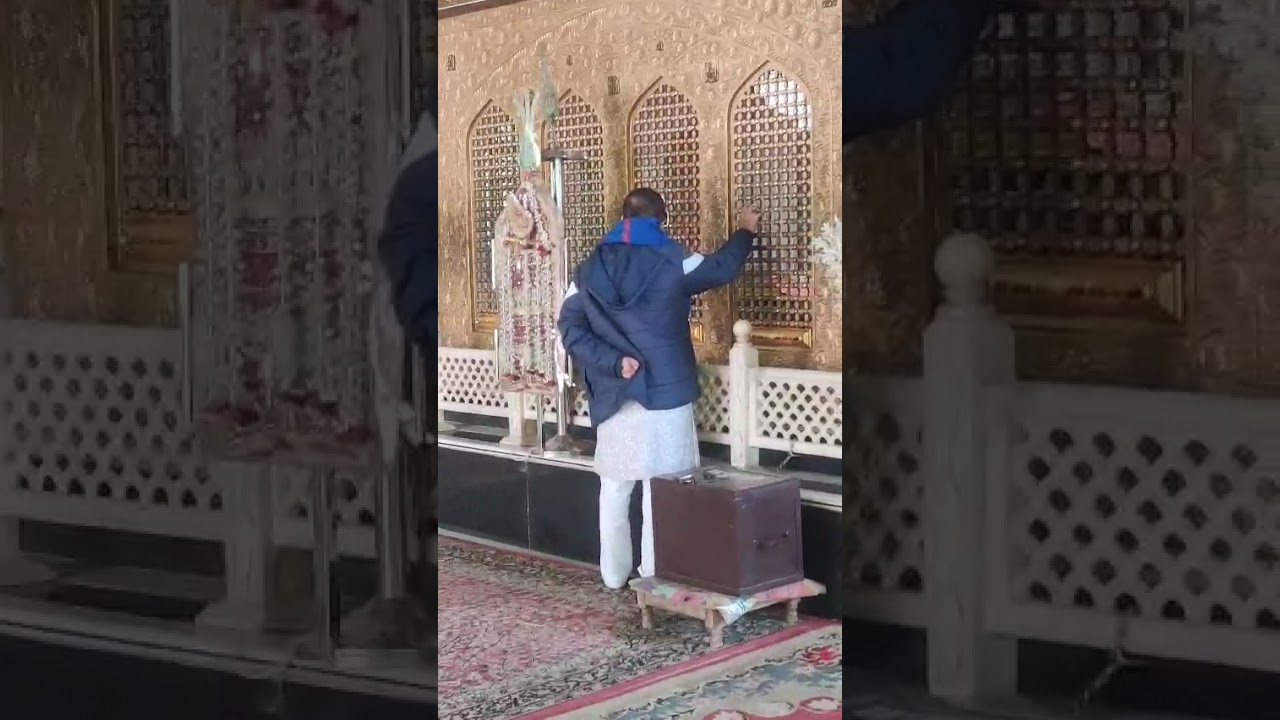 Mashaallah Very Beautiful Voice Marsiya Recited by an Unknown Person in The Shrine 
