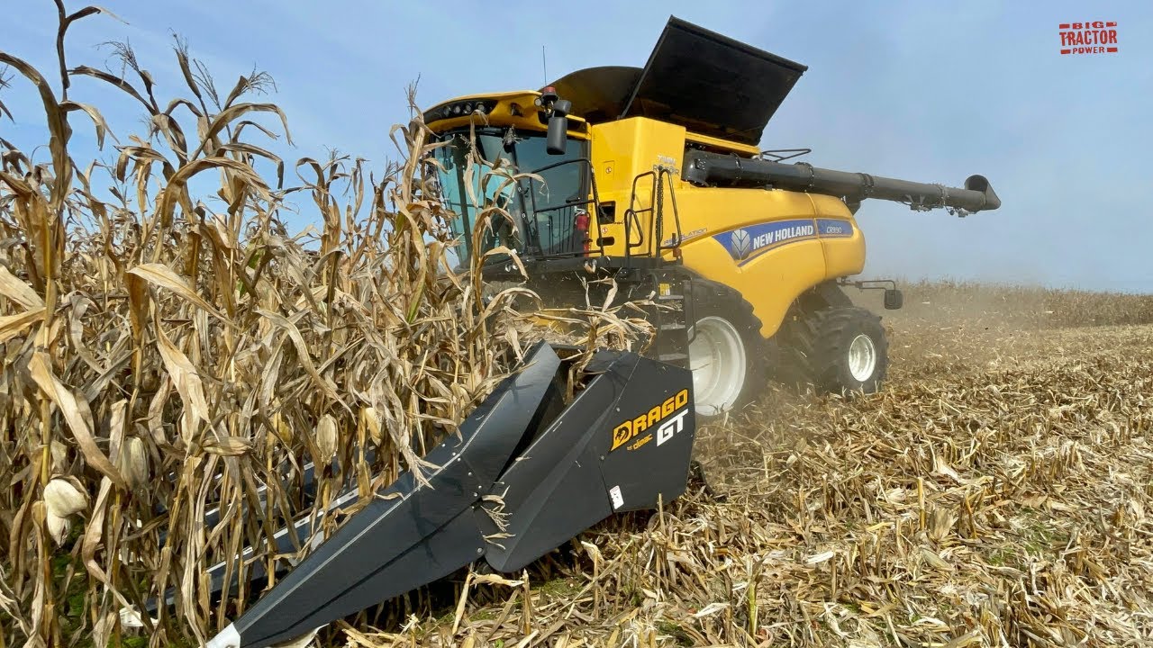 NEW HOLLAND CR 9.90 Combine Harvesting Corn
