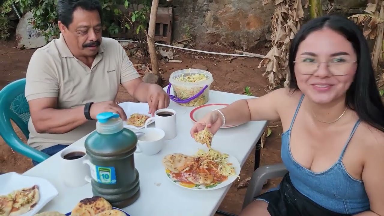 Enseñándole a Mexicanos como se come una pupusa 😎