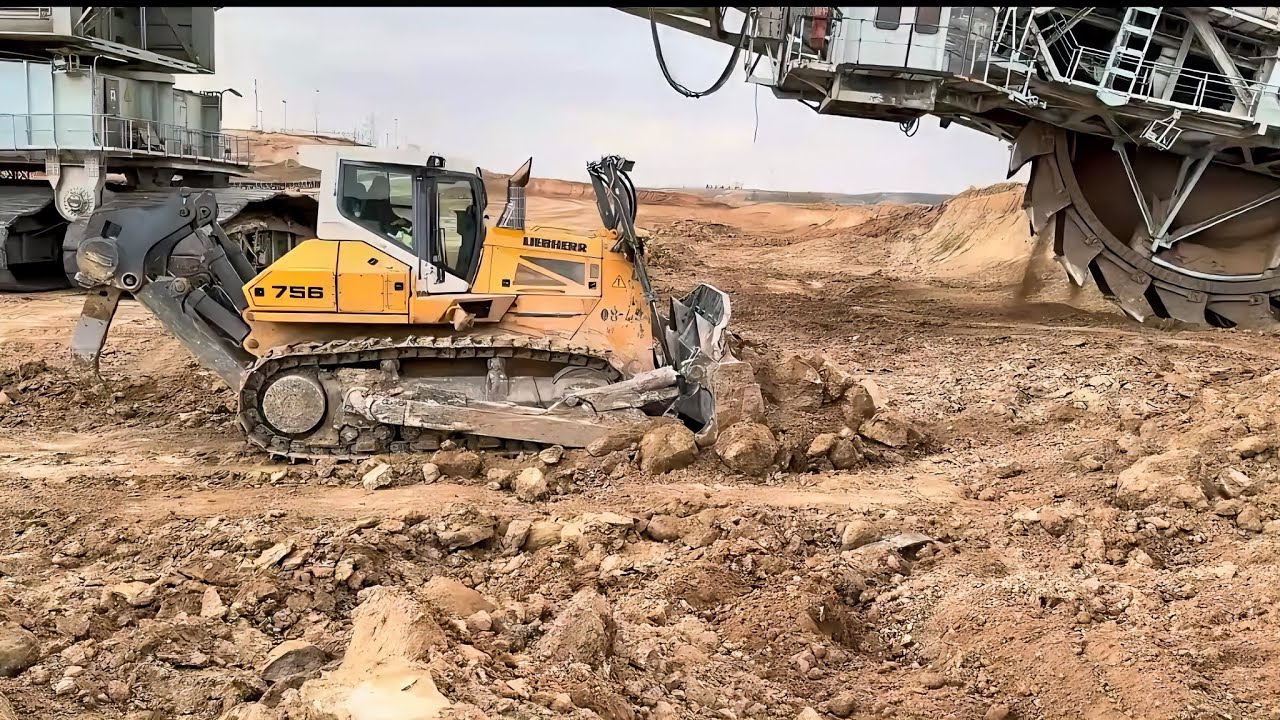 LIEBHERR 756 DOZER PARÇALIYOR_DOZER РАЗБИВАЕТ ПОЧВУ И КАМНИ ДЛЯ ЭНЕРГИИ И ТОПЛИВА, НЕОБХОДИМЫХ ЛЮДЕЙ