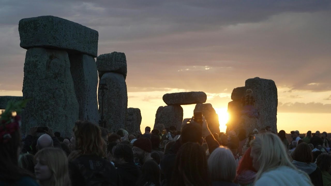 Sun rises over Stonehenge as thousands gather to celebrate summer solstice | AFP