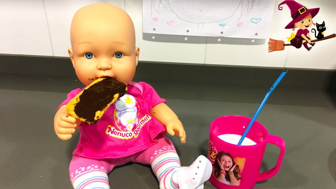 🥛 LA BEBE COME GALLETAS de CHOCOLATE con un vaso de LECHE 🍪