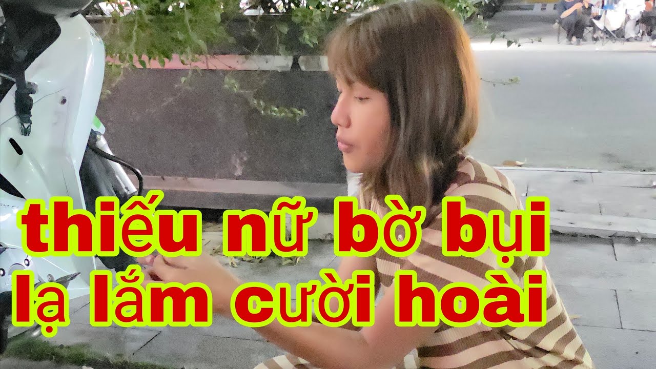 Thiếu nữ bờ bụi  lạ lắm cười hoài