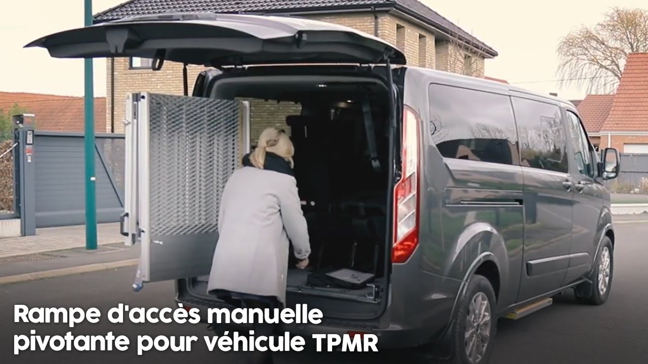 Rampe d'accès manuelle pivotante pour véhicule TPMR