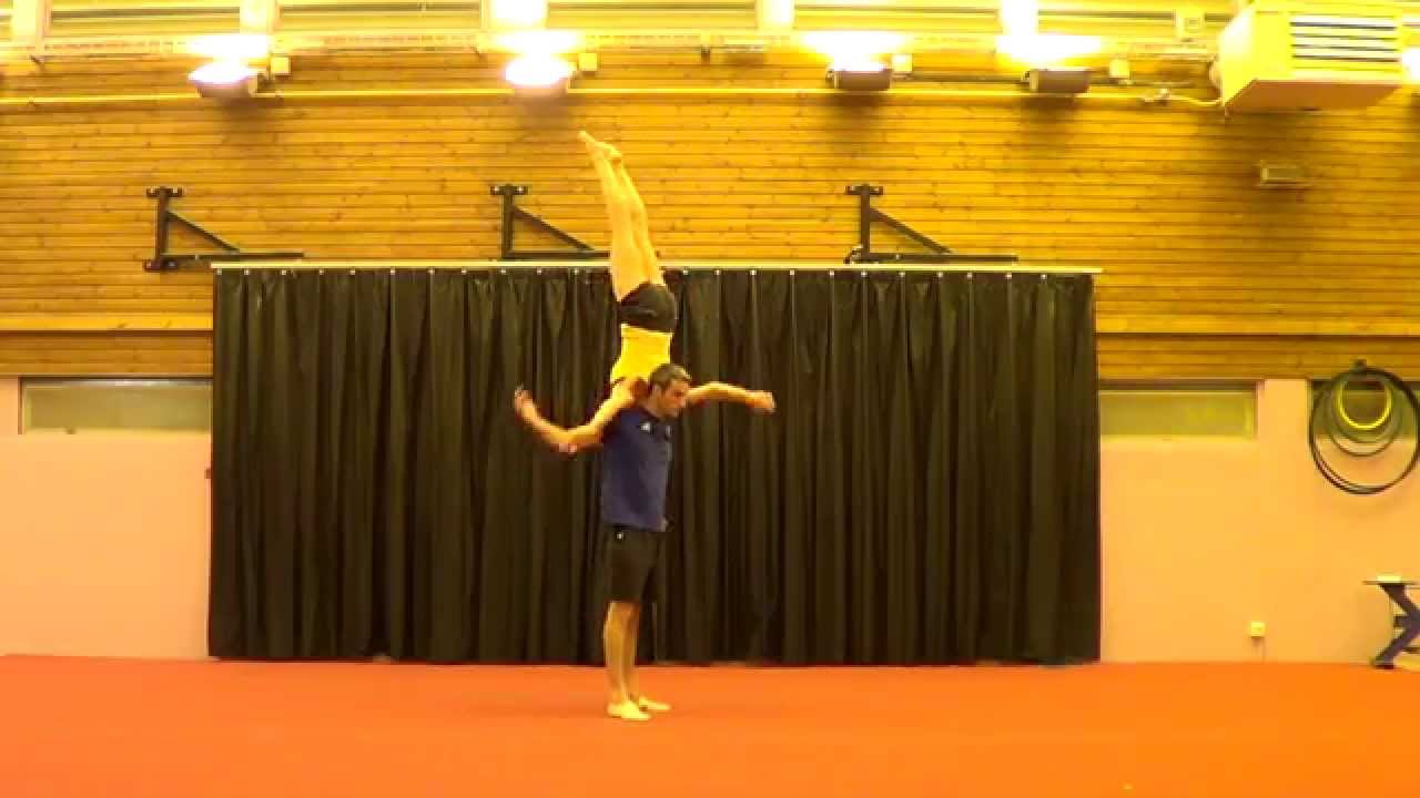 Figures d'acrosport en duo