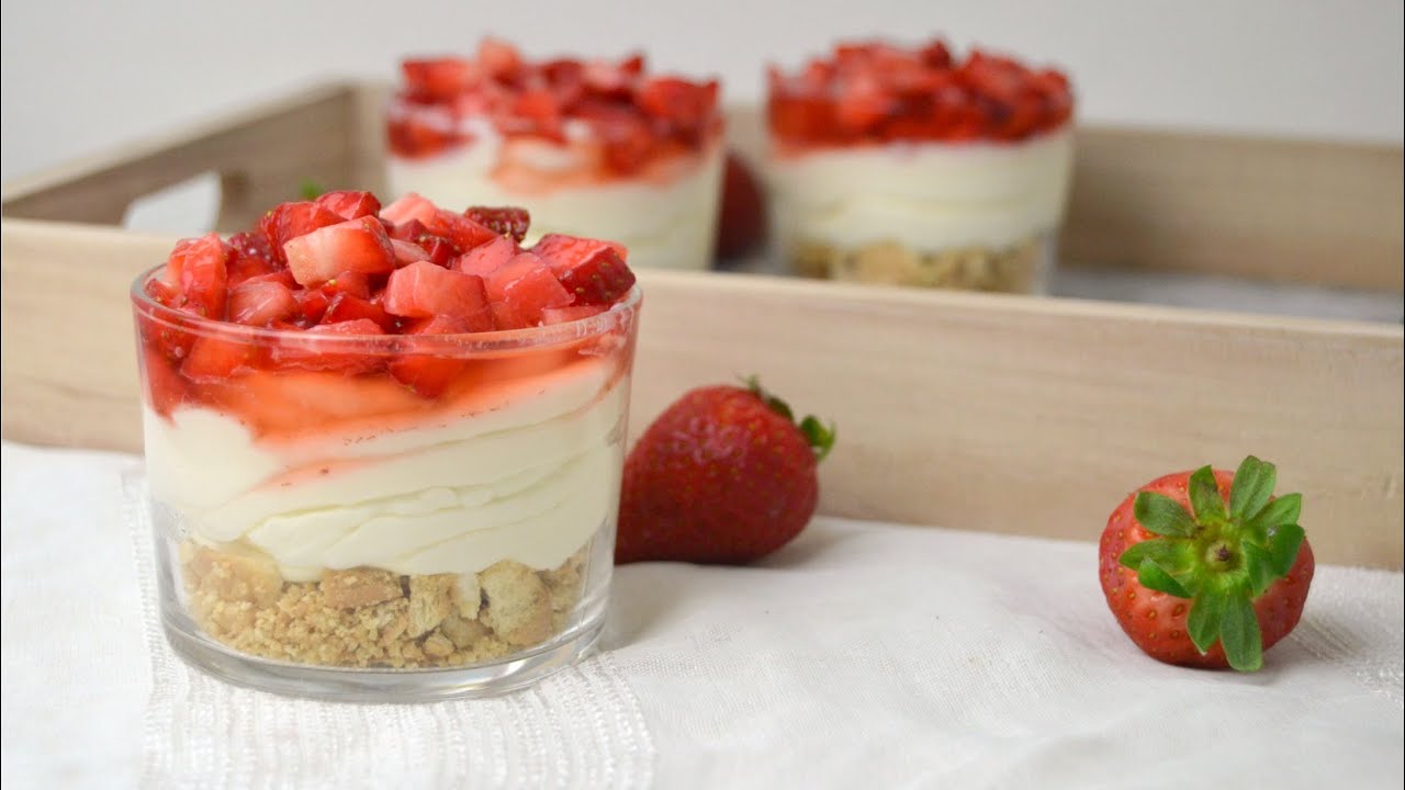 Vasitos de tarta de queso con fresas. Postre fácil