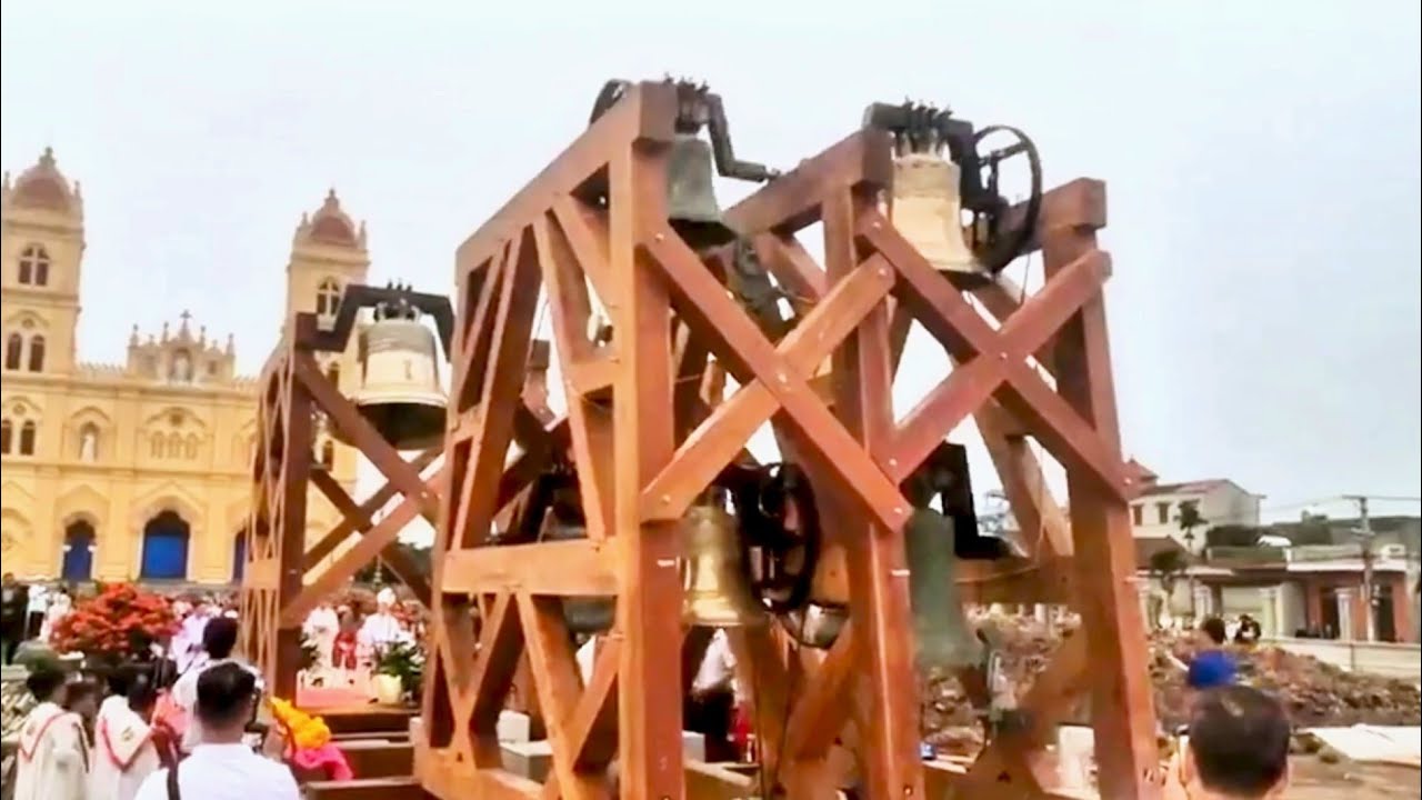 GIÁO PHẬN BÙI CHU. Làm phép Chuông Mới.