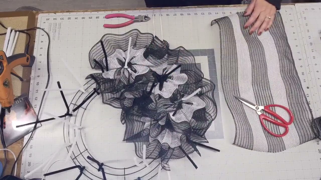 How to Make an All Season Black and White Welcome Wreath with Interchangeable Signs 2024