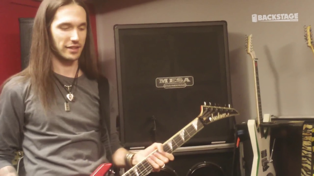 Ben Varon with Custom Boards pedalboard (in Finnish)