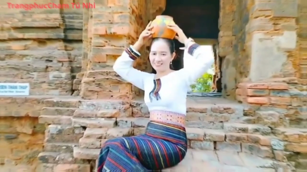 Tháp Pô Klong Garai _ TrangphucCham Tú Nhi
