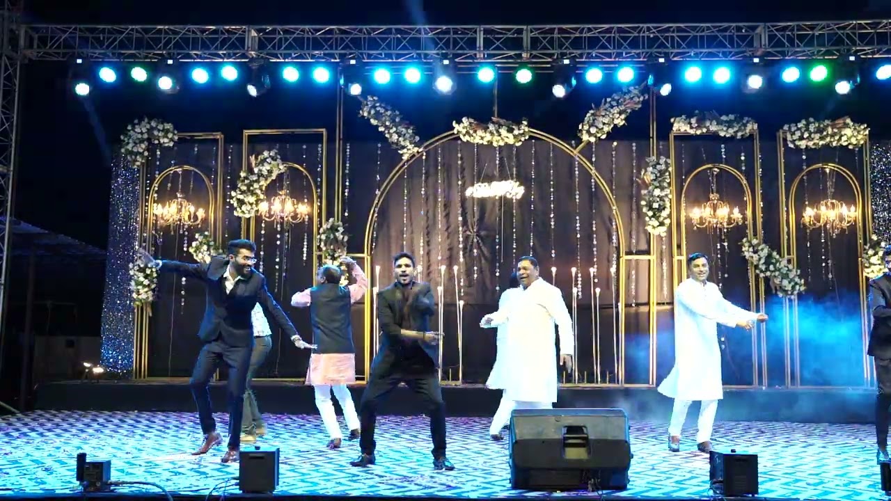 Groom's Father and Uncle Dance.. Mai Nikla gaddi leke